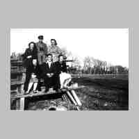 006-0078 Gruppenbild nach einem kleinen Sonntagsspaziergang im Mai 1941. Im Hintergrund ist der Park von Podewitten zu erkennen.jpg
